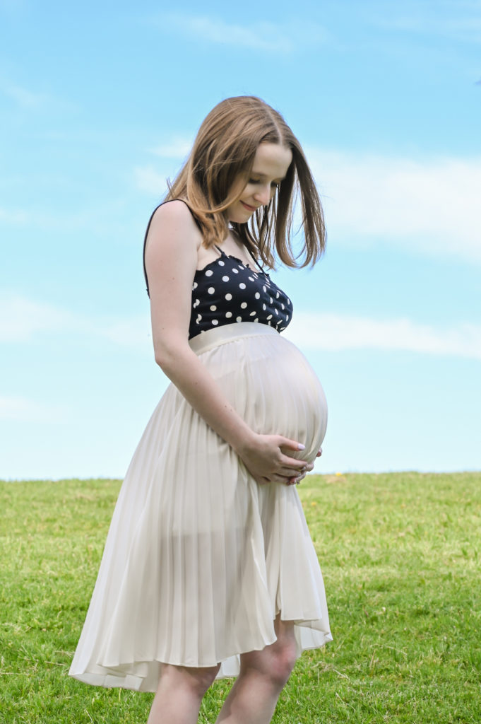 33 weeks pregnant baby bump; maternity photo