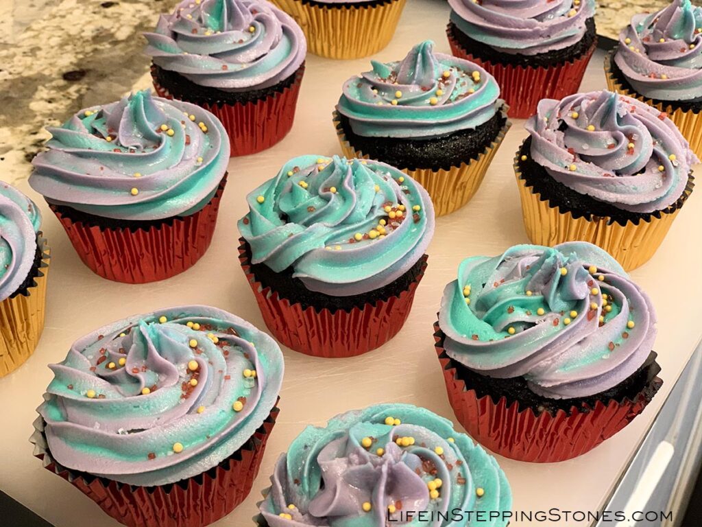Aladdin birthday cupcakes with two toned frosting