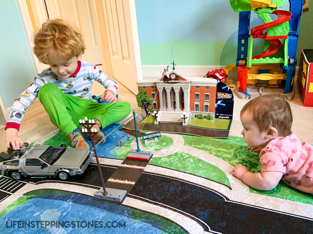 Playmobil Back to the Future and play rug for Hill Valley - pictures book for kids